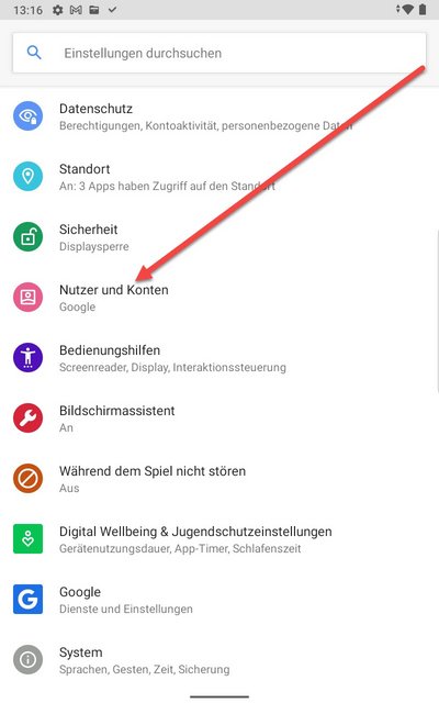 Einstellungen eines Android-Smartphones; Pfeil verweist auf "Nutzer und Konten"