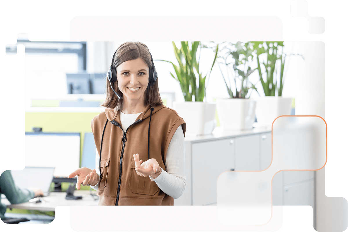 Mitarbeiterin aus dem Support beim Telefonat mit einem Kunden über ein Headset.