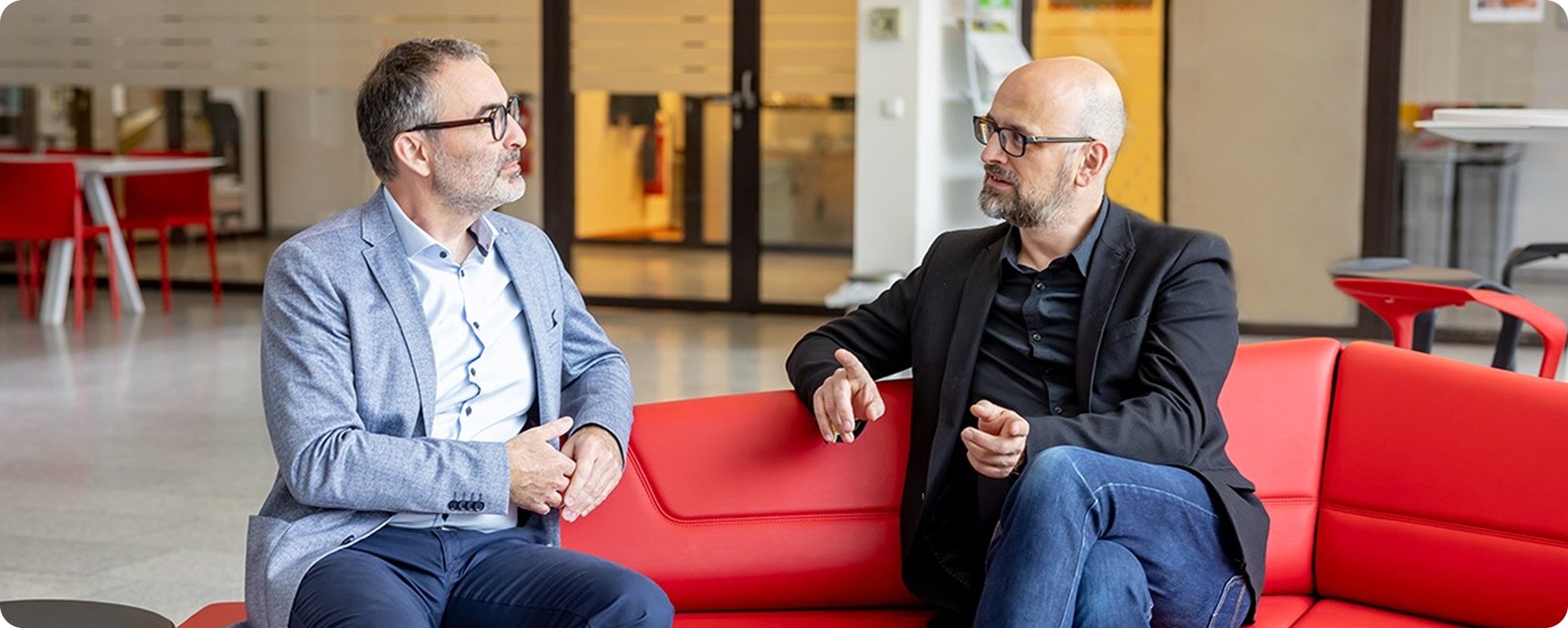 Das Bild zeigt Jürgen Palkoska von BMD und Ulrich Bodenhofer von der FH Hagenberg im Gespräch
