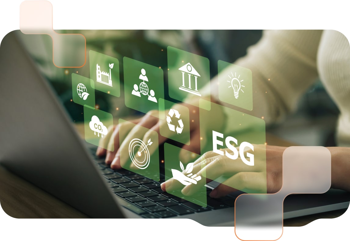 Frau vor dem Laptop sitzend und zwischen ihr und Laptop werden Begriffe und Symbole rund um ESG transparent eingeblendet