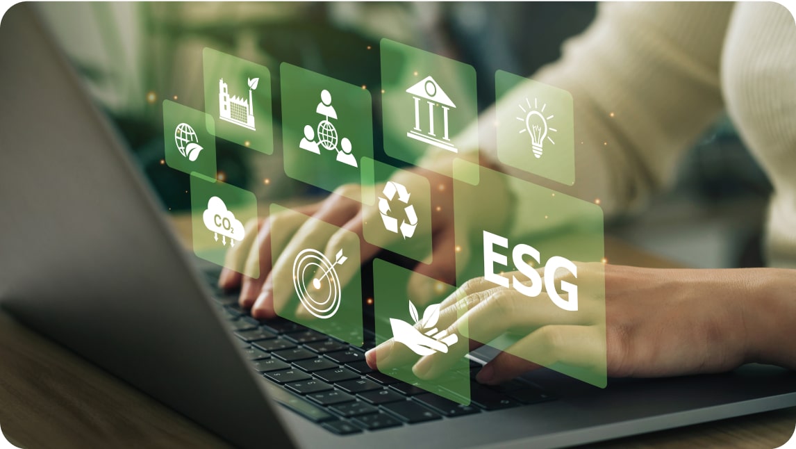 Hände einer Frau tippen am Laptop mit Overlay ESG und passenden Icons.
