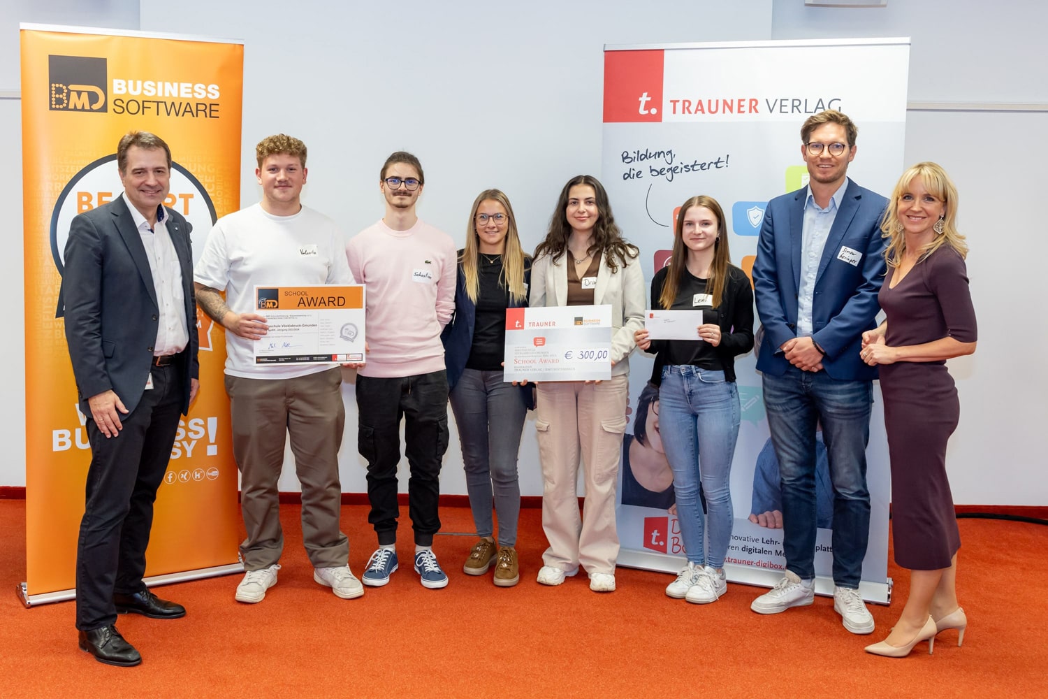 Übergabe der Preise und Urkunden an die Gewinner beim BMD School Award.
