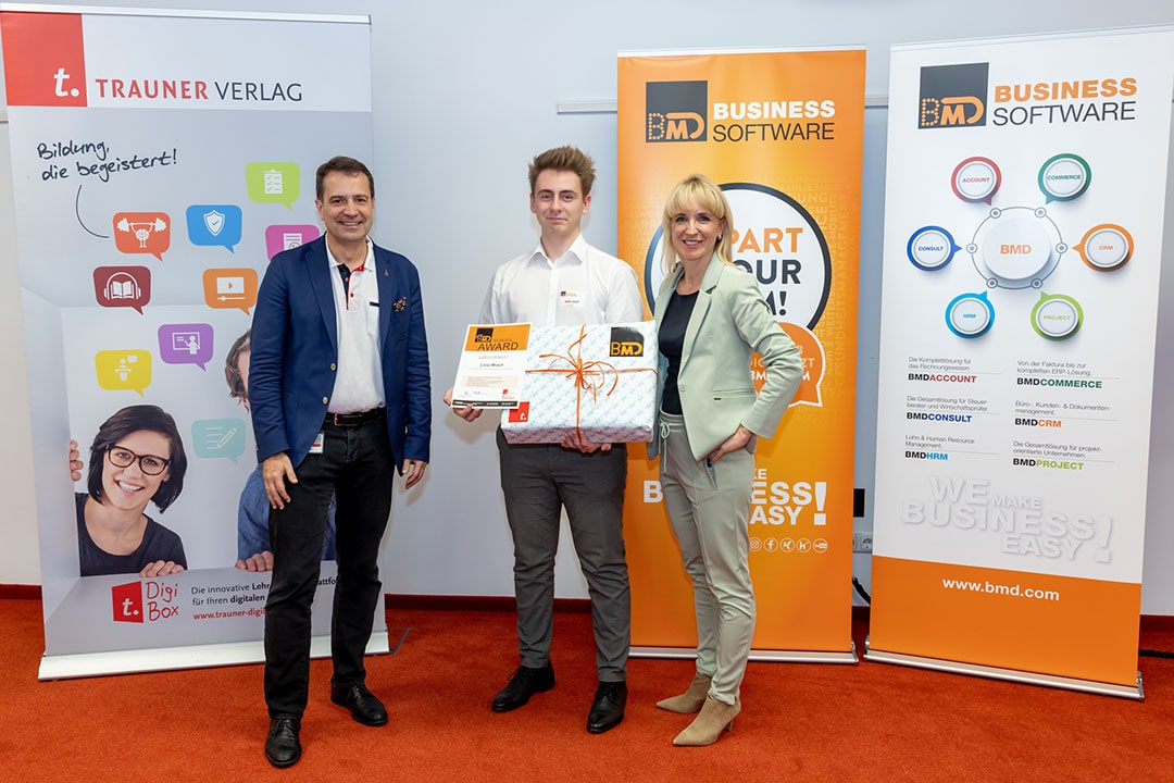 Übergabe der Preise und Urkunden an den Gewinner beim BMD School Award.