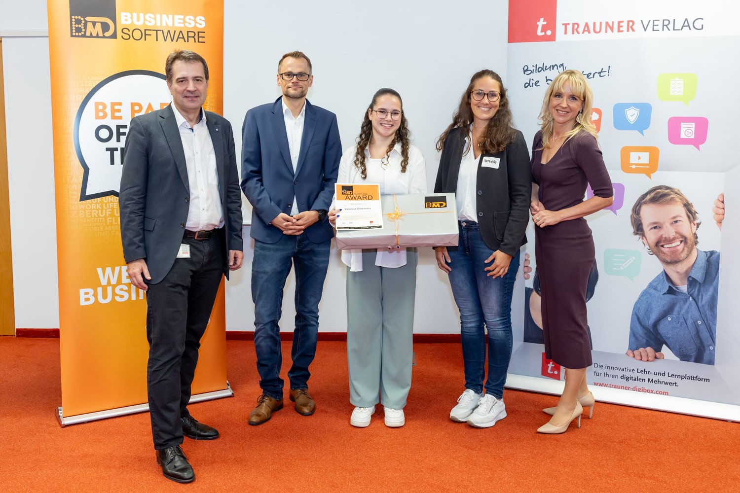 Schülerin erhält feierlich eine Urkunde bei der Verleihung des BMD School Awards.