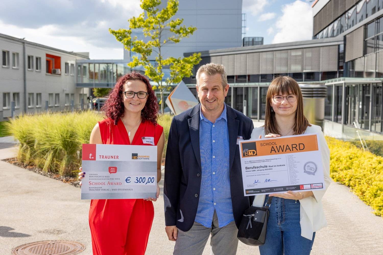 Gewinnerinnen posieren mit ihren Preisen und Urkunden beim BMD School Award.