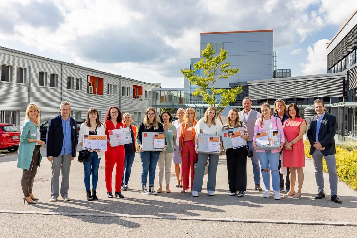 Schüler und Lehrkräfte posieren gemeinsam nach der Preisverleihung beim BMD School Award.