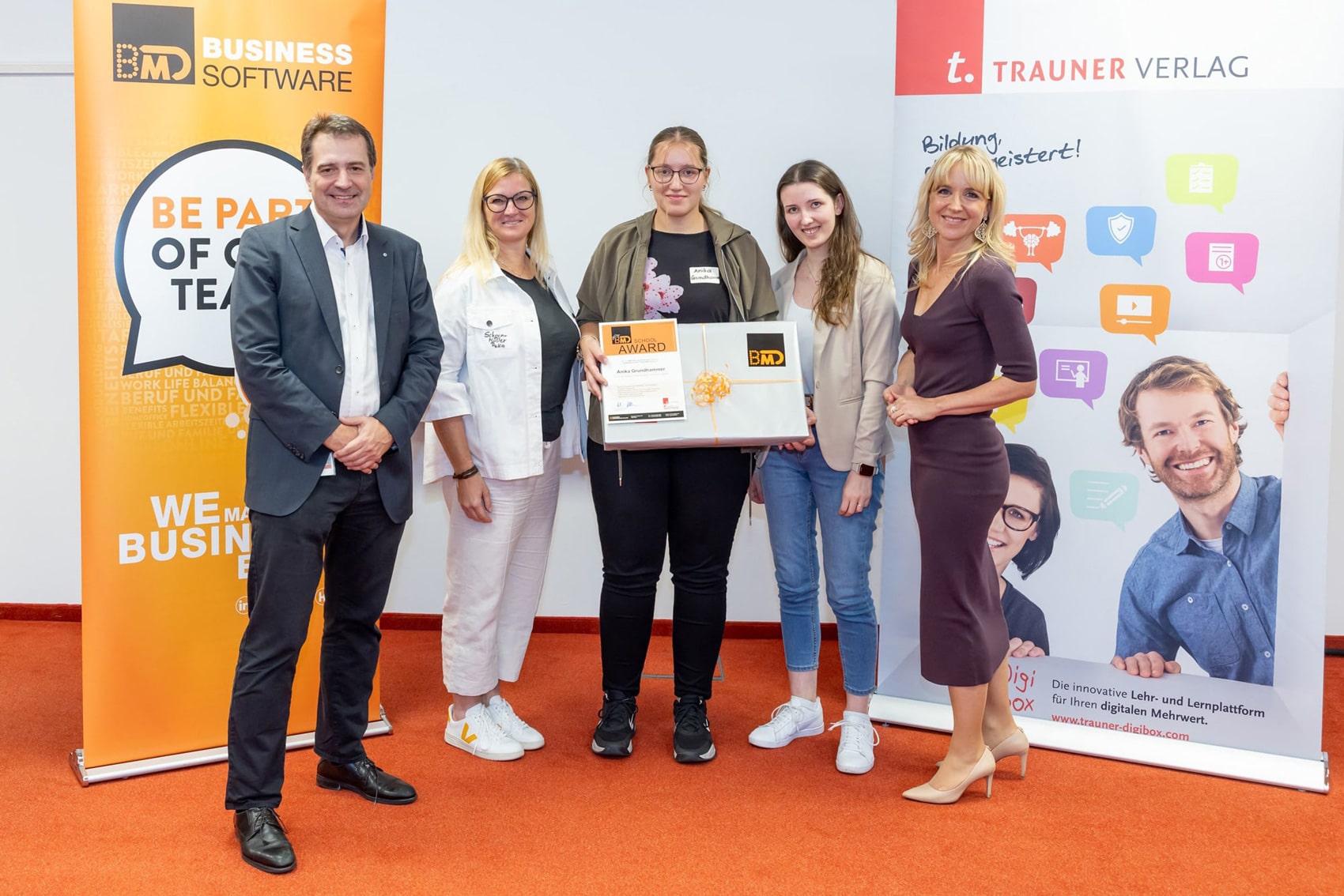 Übergabe der Preise und Urkunden an die Gewinner beim BMD School Award.