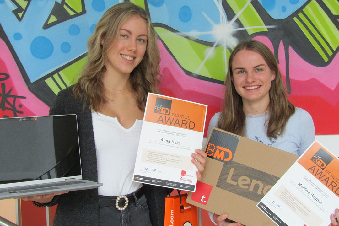 Gewinnerinnen präsentieren stolz Preise und Urkunden beim BMD School Award.
