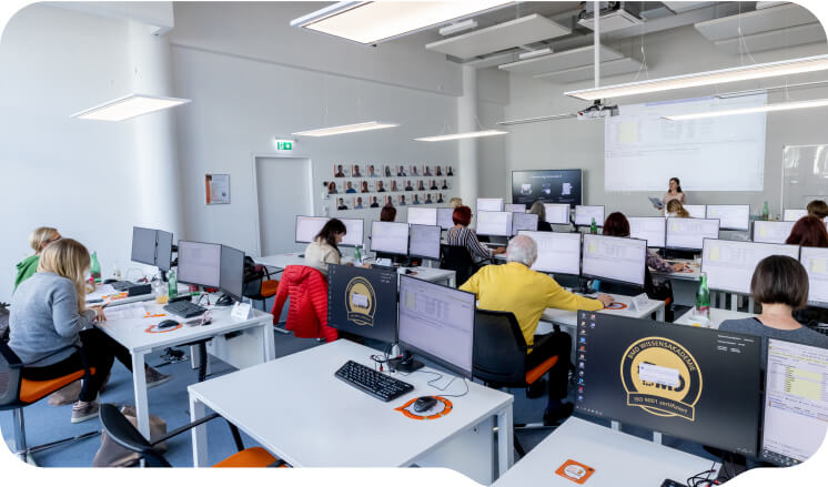 Seminarraum der BMD Akademie mit Teilnehmenden, die an ihren Bildschirmen sitzen und an einem BMD Seminar teilnehmen.