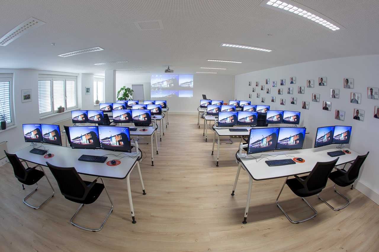 Ein modern ausgestatteter Seminarraum der BMD Akademie.