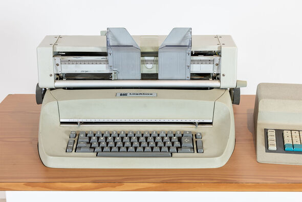 Beige Rechenmaschine mit Kugelkopfdrucker/standardalphanumerische Tastatur auf Holztisch