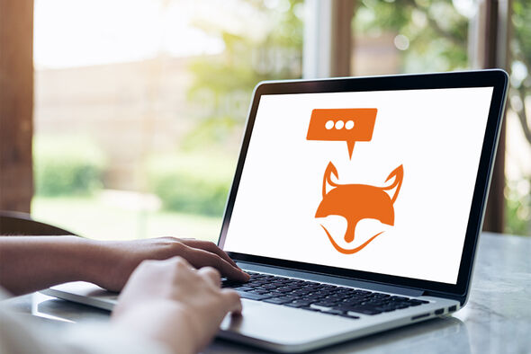 Das Bild zeigt einen Laptop, auf dessen Oberfläche das Icon für BMD Fox mit einer Sprechblase zu sehen ist.