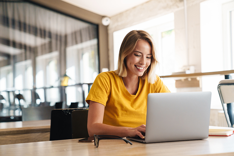Frau mit Laptop und Smartphone [© Drobot Dean - stock.adobe.com]
