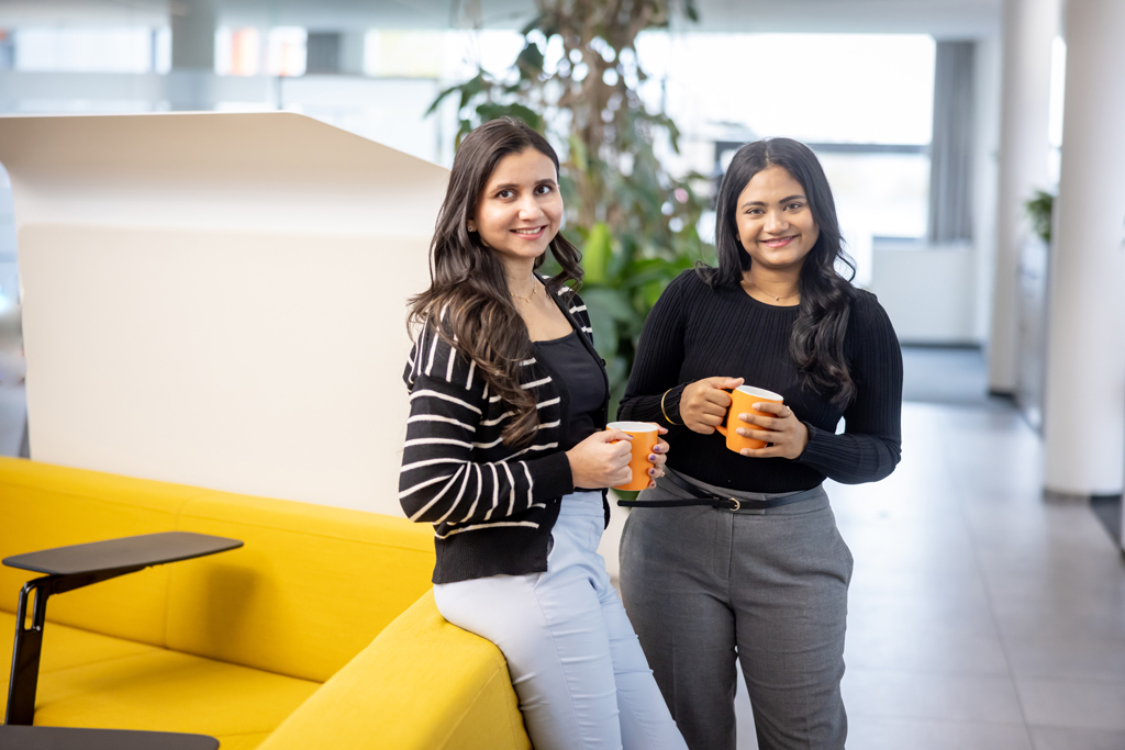 Zwei junge Softwareentwicklerinnen mit Kaffeetasse in der Hand [© BMD, Gabor BOTA]