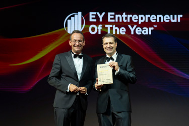Das Bild zeigt Markus Knasmüller mit EY Partner Erich Lehner bei der Verleihung. [Foto © Point Of View]