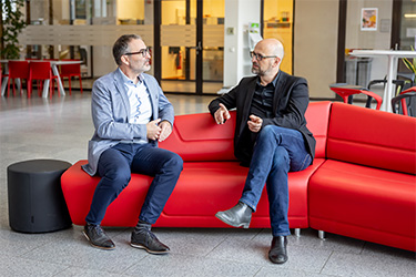 Fotoaufnahme von Jürgen Palkoska und Ulrich Bodenhofer im Gespräch. [© BMD] 