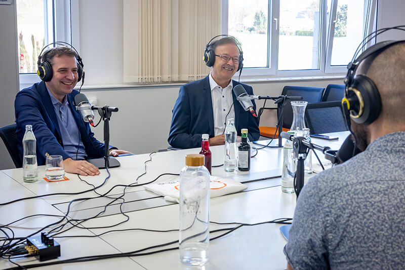 Das Bild zeigt die beiden Geschäftsführer während des Interviews.