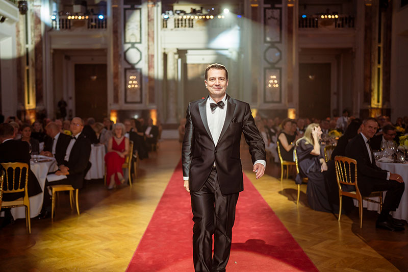 Das Bild zeigt Markus Knasmüller am Roten Teppich bei der Gala.