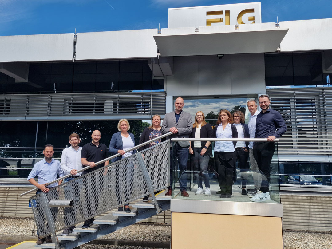 Projektgruppe vorm Firmengebäude der ELG