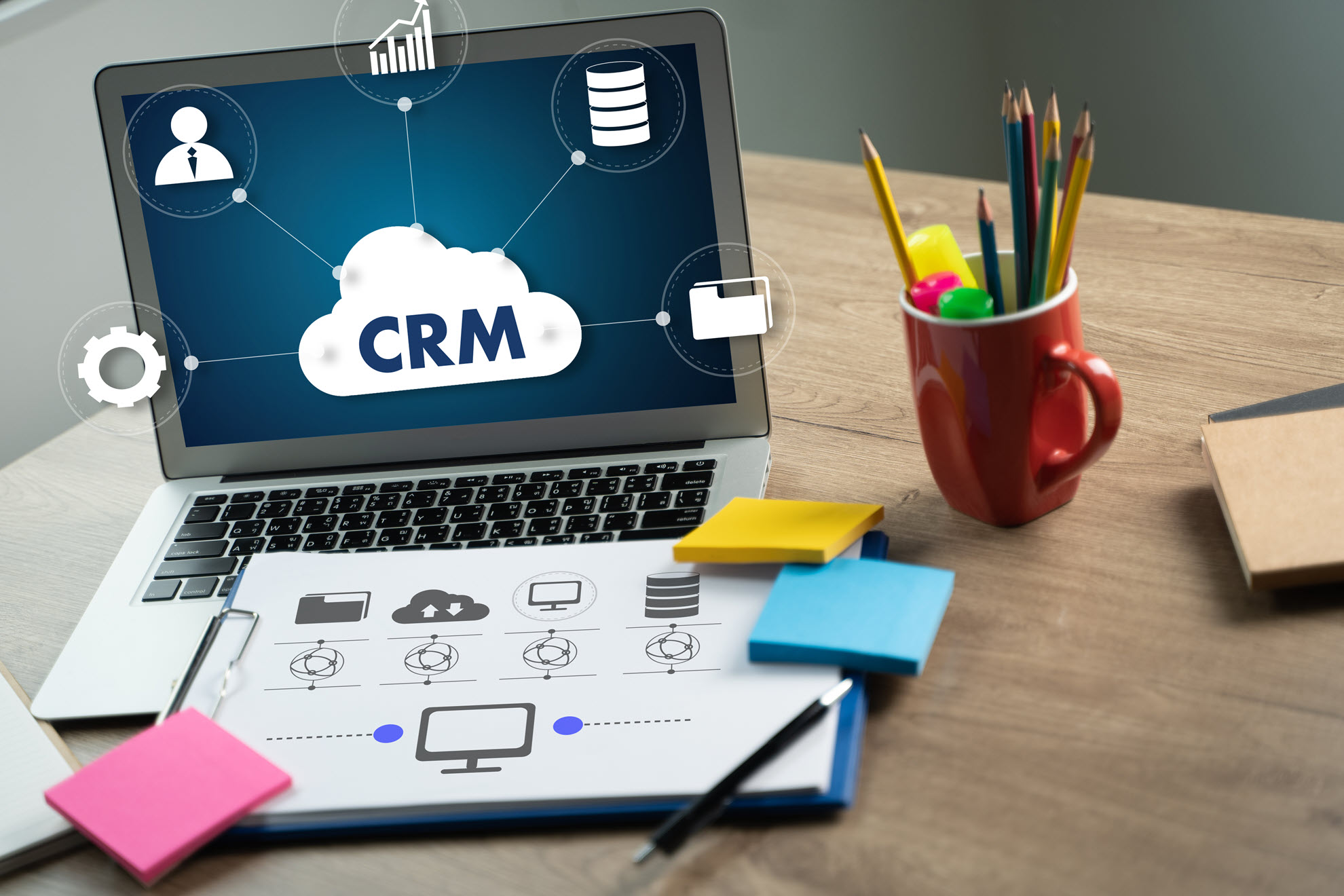 A képen egy CRM-képet tartalmazó laptop látható